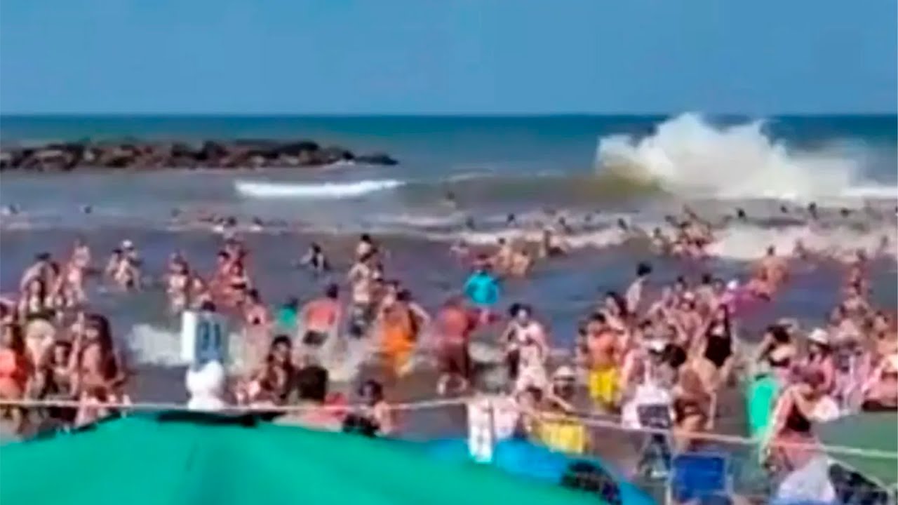 PÁNICO EN LA COSTA: METEOTSUNAMI ARRASÓ EN LA PLAYA, DEJÓ A LA GENTE BAJO EL AGUA Y UN HOMBRE MURIÓ