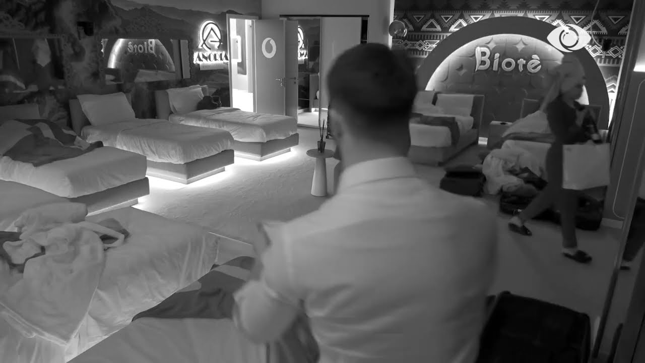 “Në zbor, të gjithë me të brendshme”/ Egla përplaset me Julin: Dil me shokët e tu ashtu…