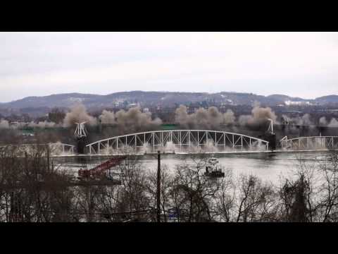 Взрив на стогодишен мост