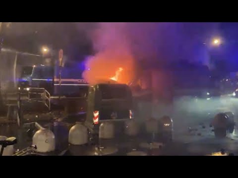 Torino, corteo per Askatasuna: blindato della polizia dato alle fiamme