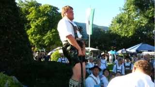 preview picture of video 'Steinheben beim Dorffest Farchant 2012'