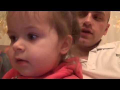 УЛЕТНОЕ ВИДЕО Папа учит маленькую девочку говорить. Смотрите до конца.
