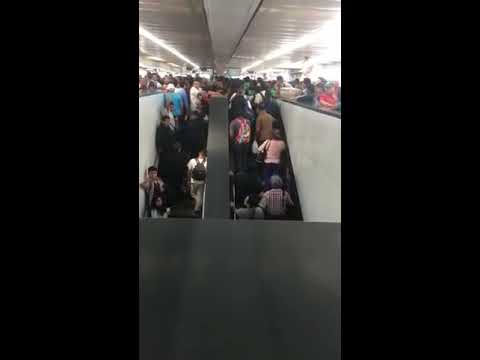 Эскалатор не остановился, но места для людей уже не осталось