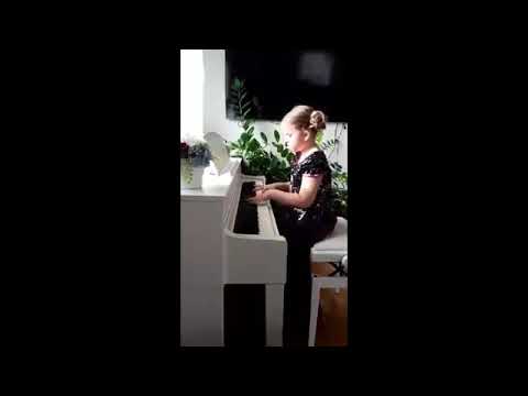 Ugnė Grikšaitė (8), vad. V. Jokubaitienė