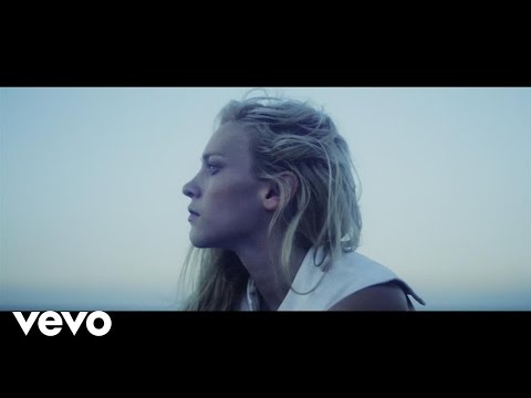 Moenia - Prohibido Besar ft. María León