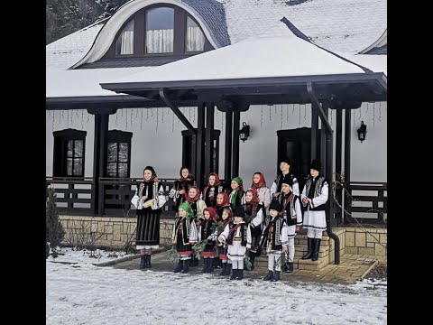 Prof. Mariana Maloș și Grupul "ULCIORAȘUL BUCOVINEI"- Îngeri ne colindă-n poartă (Videoclip 2021-4K)