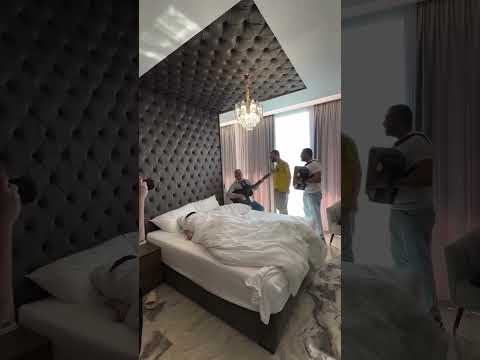 “Art në shtratin e të dehurit"Spiro Roko këngëtari  i serenatave korçare i këndon Kozakut në shtrat