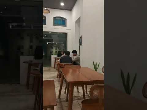 Malam mingguan yang seru sambil ngopi! ☕️ Makanannya juga juara, bikin betah nongkrong berlama-lama. 😋