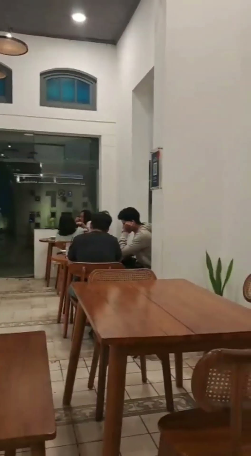 Malam mingguan yang seru sambil ngopi! ☕️ Makanannya juga juara, bikin betah nongkrong berlama-lama. 😋