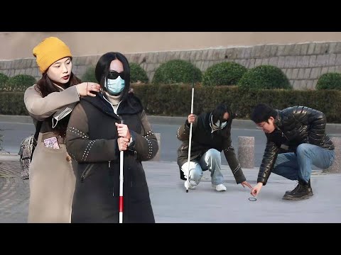 看到盲人女孩的頭髮散了，路人大哥手忙腳亂幫忙的樣子太可愛了