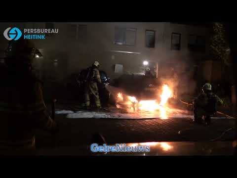 Geparkeerde auto vliegt in brand in Rheden