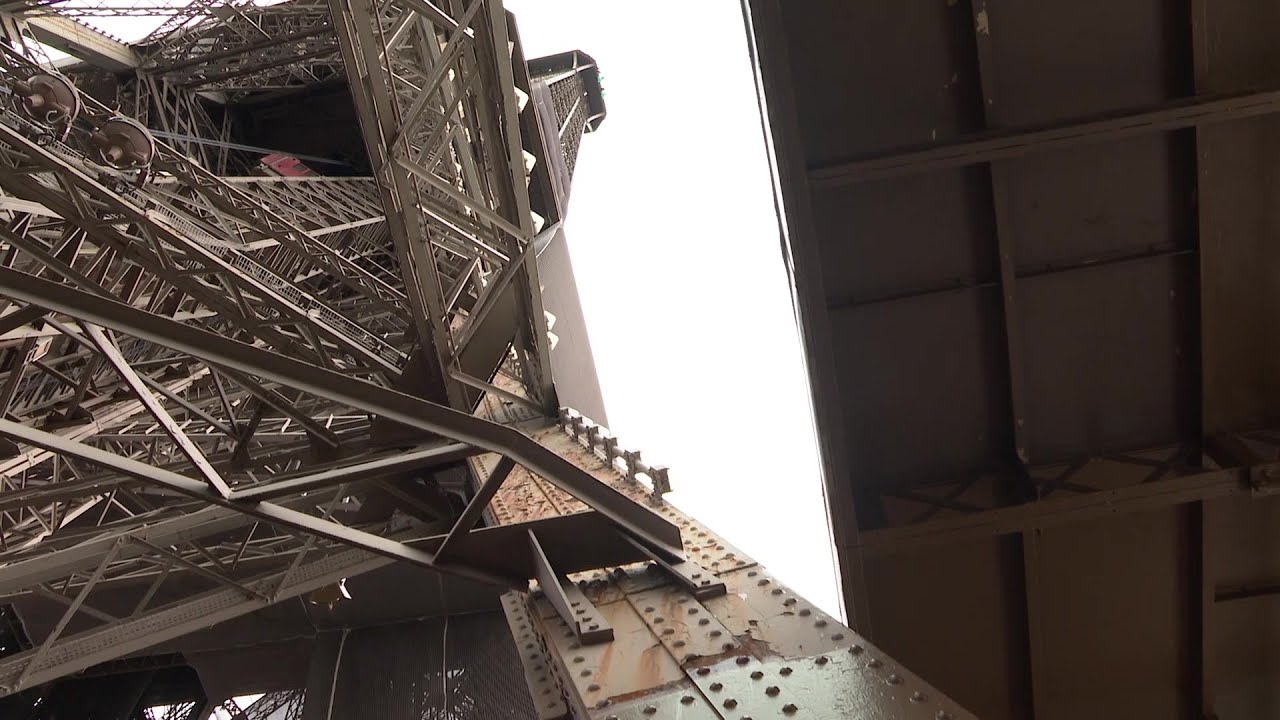 Torre Eiffel é revestida de dourado | AFP