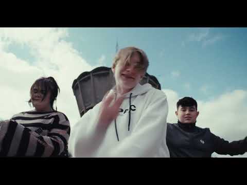 Kabin Crew -  FÁILTE GO KNOCKA (Official Music Video)
