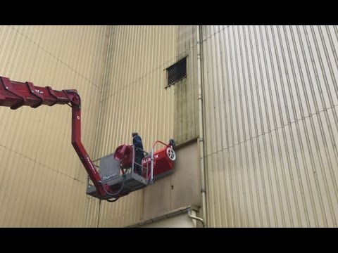 hyCLEANER® red EVO I - Reinigung einer Trapezblechfassade