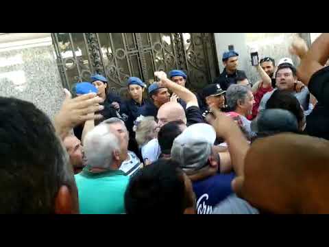 Videos. Tensión en la protesta de taxistas contra oficinas de UBER en el centro
