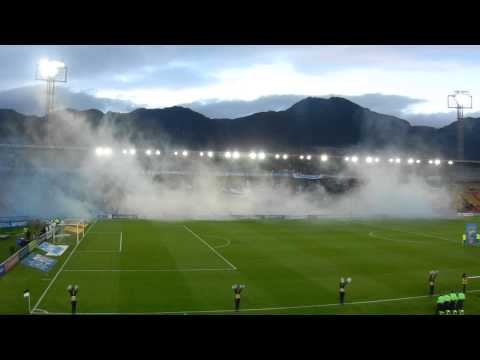 "Millonarios - Medellín (20141011). Recibimiento de la hinchada" Barra: Comandos Azules • Club: Millonarios
