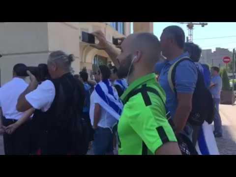 Уругвайские болельщики встретили свою сборную перед отелем Lotte