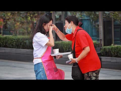 看到女孩被罵後仍強顏歡笑繼續工作，有人幫她擦去眼淚