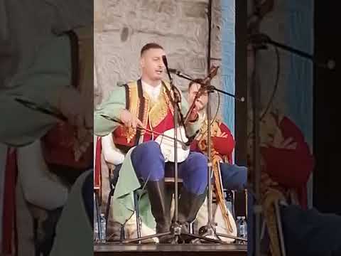 Radomir Laketić, na večeri gusala oca Saše, pjeva "Kosovska bitka",  slavnog Radovana Bećirovića