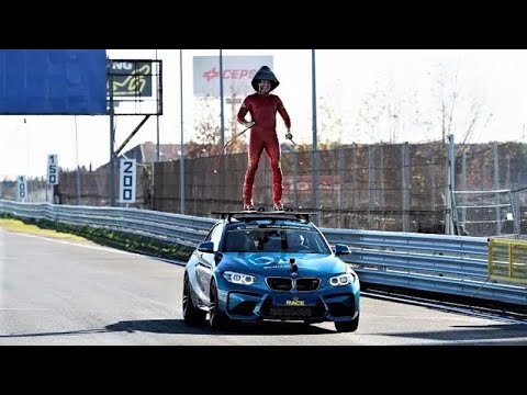 Jan Farrell rueda con esquís a 180 km/h fijado en el techo de un BMW