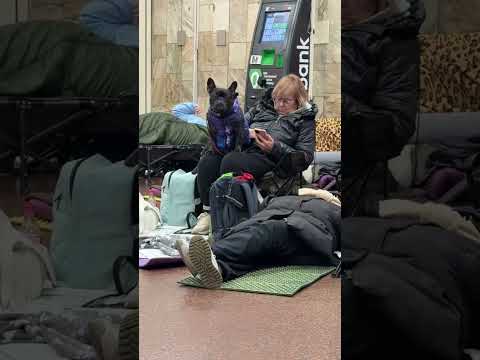 Київ: люди й діти ховаються в укритті під час атаки.