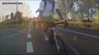 Wideo: Kierowca VW wjecha� w trzech rowerzyst�w