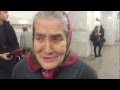 Старушка поет в метро песню Эдит Пиаф 