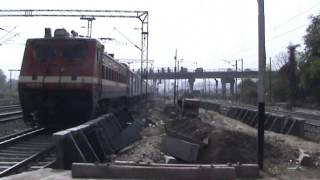 preview picture of video 'Dibrugarh-New Delhi Rajdhani accelerates past Panki with Ghaziabad WAP4!'