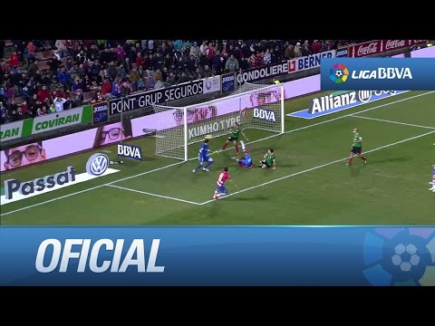 Remate de primeras de Piti que se estrella en el palo