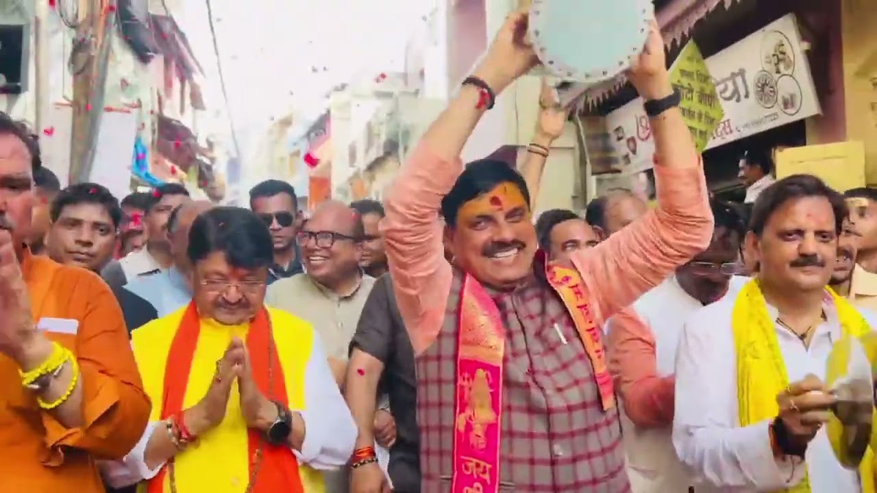 बाबा महाकाल की शाही सवारी में सीएम मोहन यादव साधु वेश में, डमरू बजाकर बांधा समा