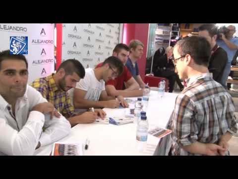 Javi Álamo y Cidoncha recogen ropa junto a los jugadores del CAI y el BM Aragón 24/10/2013