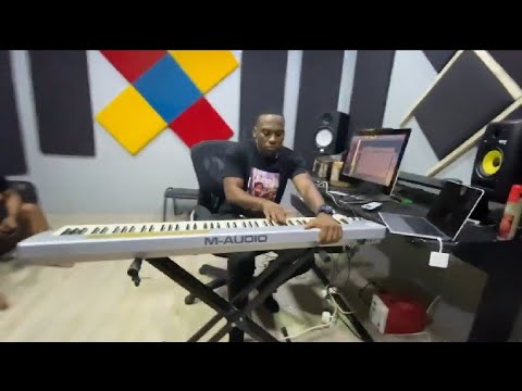 TAZAMA ABBAH AKITENGENEZA BEAT YA JEJE YA DIAMOND PLATNUMZ