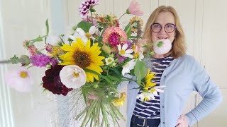 Is there an easy way to make a hand tied bouquet?