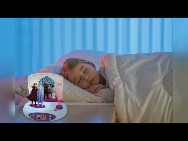 Vídeo relacionado con LEXIBOOK, Frozen Elsa Anna, Reloj Despertador con proyector para niños, Luz Nocturna y proyección de la Hora en el Techo, Efectos de Sonido, Funciona con Pilas, Azul, RP510FZ