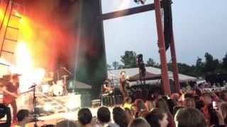 Gavin DeGraw performs I NEED A DOLLAR and CHEMICAL PARTY in