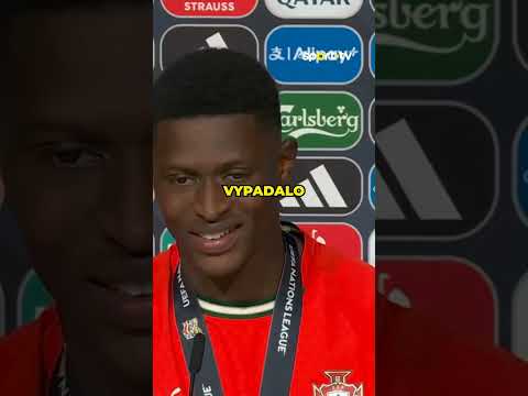 Ronaldo už nechce kopat přímé kopy, když vedle něj stojí Mendes.