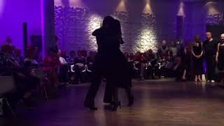 Ezequiel Paludi y Geraldin Rojas bailan un tango vals