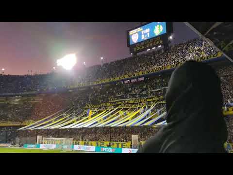 "Muchas cosas nos separan, che gallina" Barra: La 12 • Club: Boca Juniors
