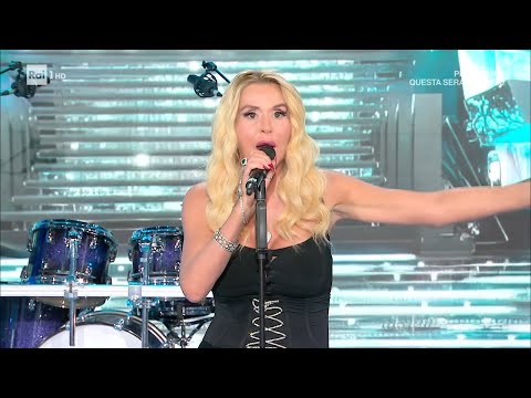 Valeria Marini canta "La solitudine" - Domenica in 18/01/2026