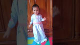 Download lagu Ainun Mencoba baju baru, dan bernyanyi mp3 Download lagu Ainun Mencoba baju baru, dan bernyanyi mp3