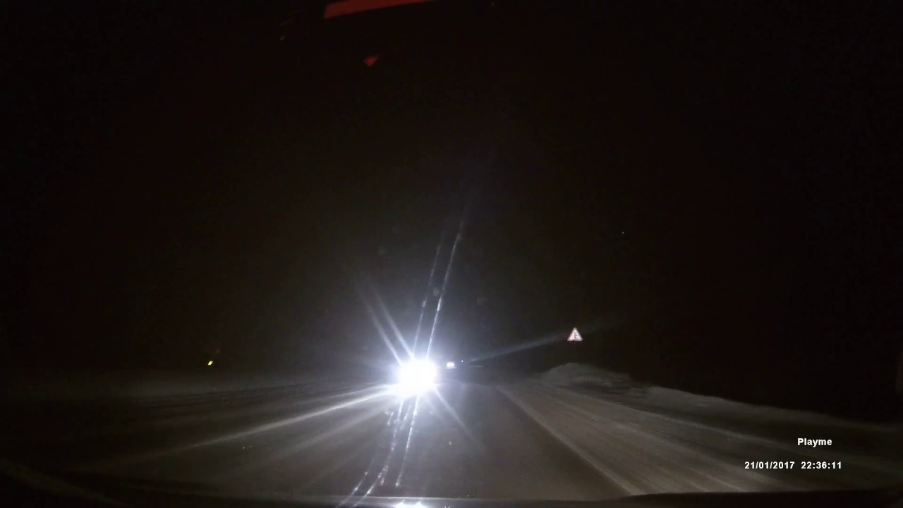 Бревно из лесовоза вылетело под Kia