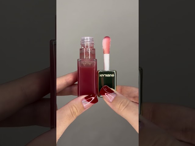 Vídeo relacionado con Guerlain KissKiss Bee Glow Oil Lipstick 309 Honey Glow