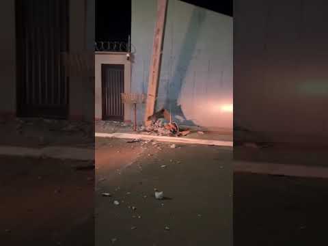 Motorista perde o controle do carro, destrói poste e deixa o bairro sem energia, em Acreúna, Goiás