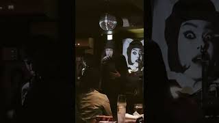 Download lagu 苫小牧pub Old Fashioned公演よりお店のミラーボールの下でスポットライトを浴び昭和のキャバレー芸人感マシマシのあたくし。演奏するはサン＝サーンスの'死の舞踏 Danse Macabre' mp3