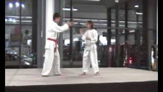 preview picture of video 'Junshido dojo, Maglod - Goju Ryu karate show, 2009 December 5.wmv'