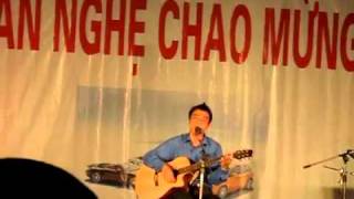 Anh sinh viên tình nguyện HaUI