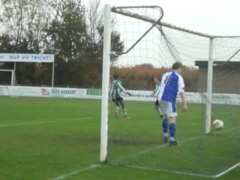 Speler Tricht scoort de 1-0, maar breekt iets later zijn scheenbeen.