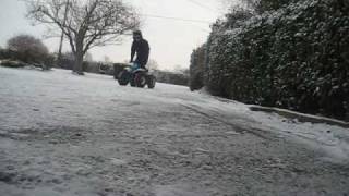 preview picture of video 'Drifting my quad in the snow 02/02/2009'