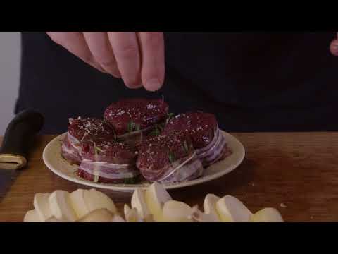 Hirschrückensteaks im Speckmantel mit Kürbisspalten und Kräuterseitlingen