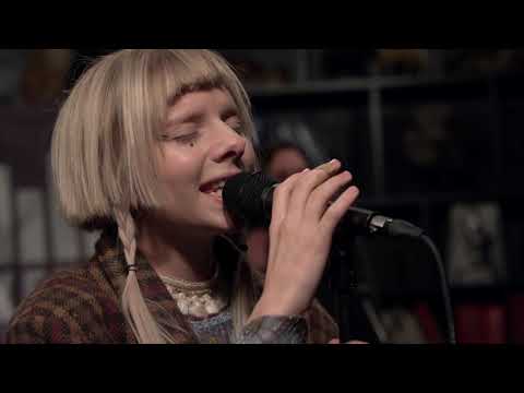 Videoclip de Churchyard — AURORA